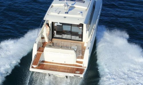 Jeanneau-Prestige-450S-cruising-on-the-aegean-sea